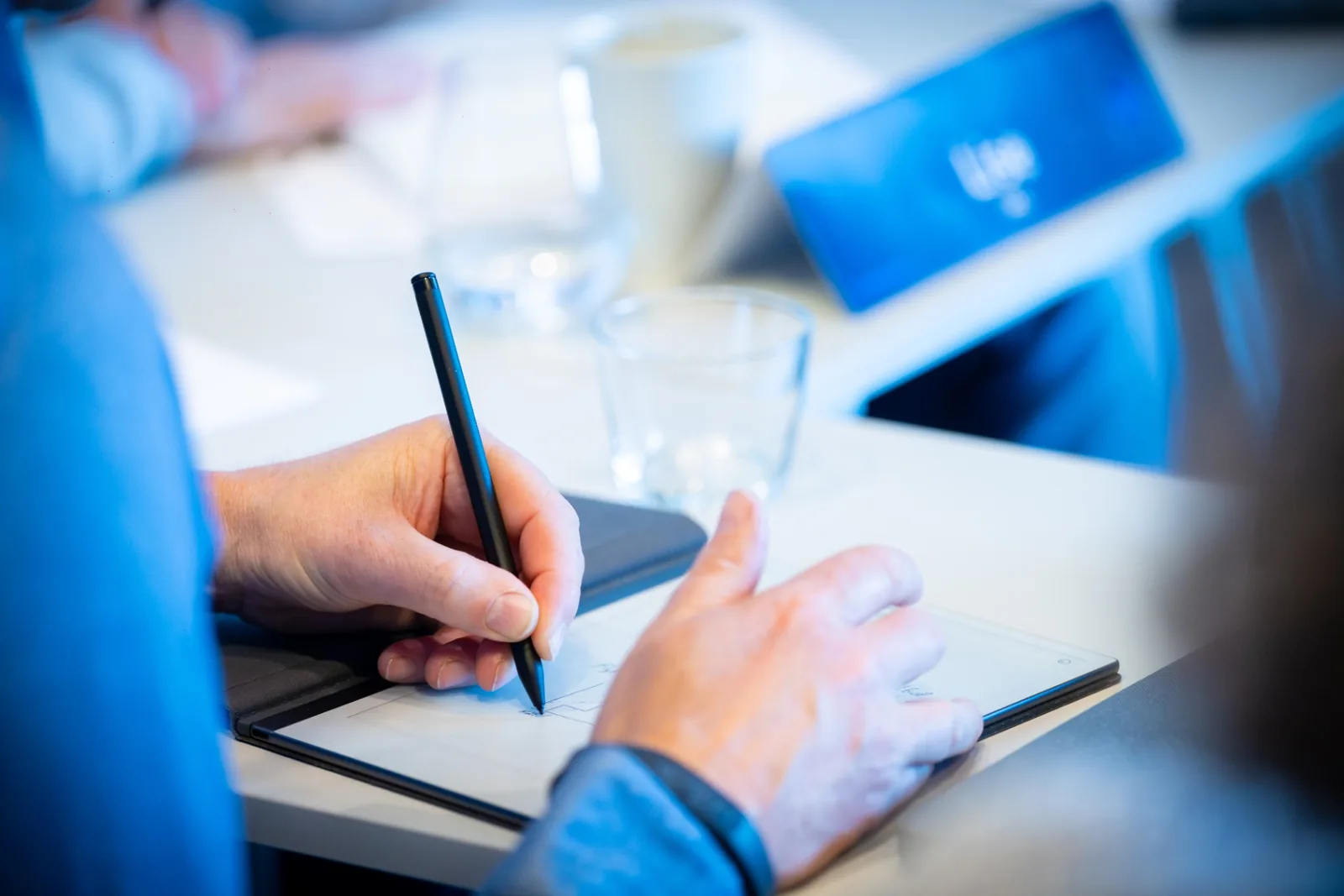 Leder tar notater under praktisk trening