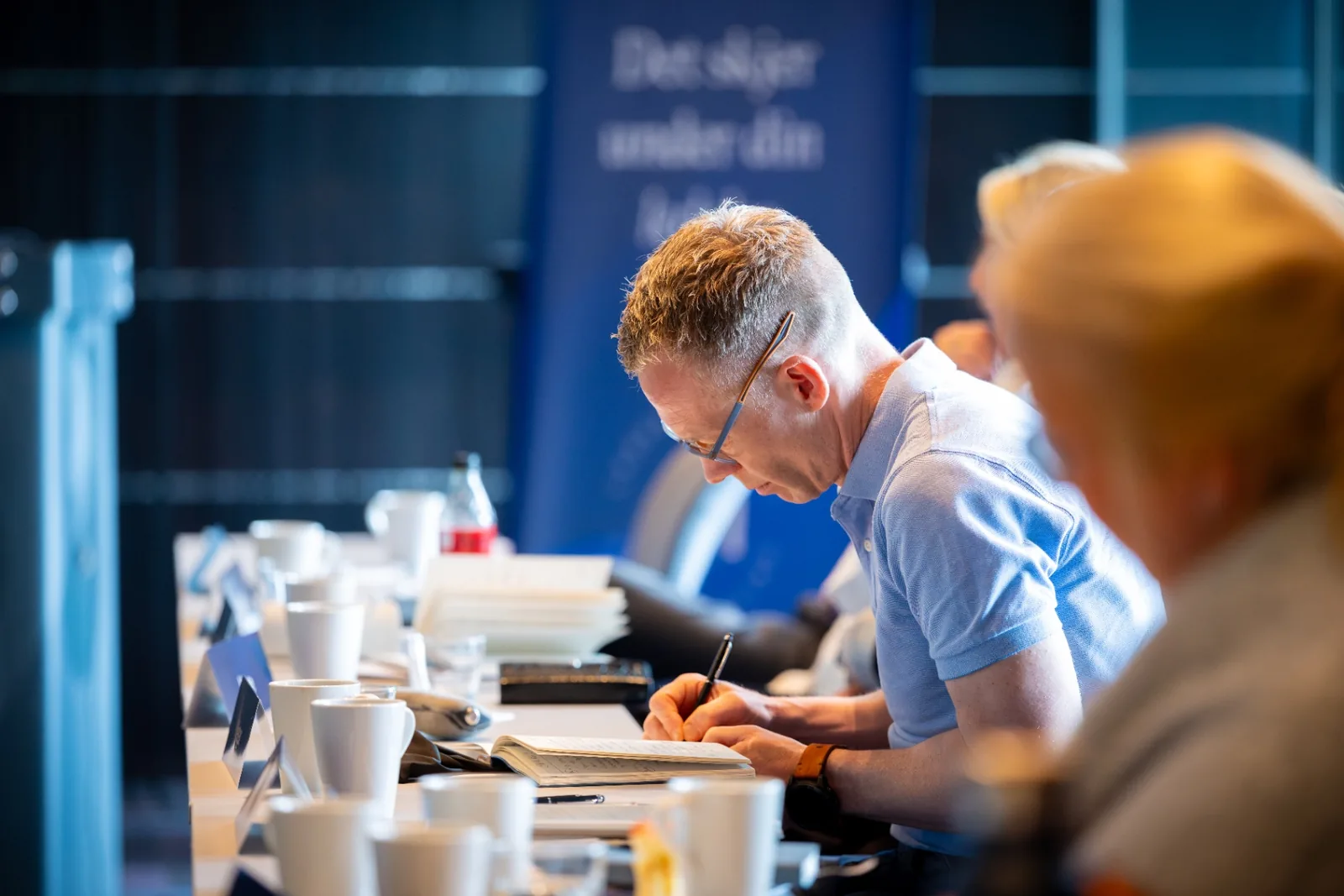 Talent reflekterer og skriver i notatbok